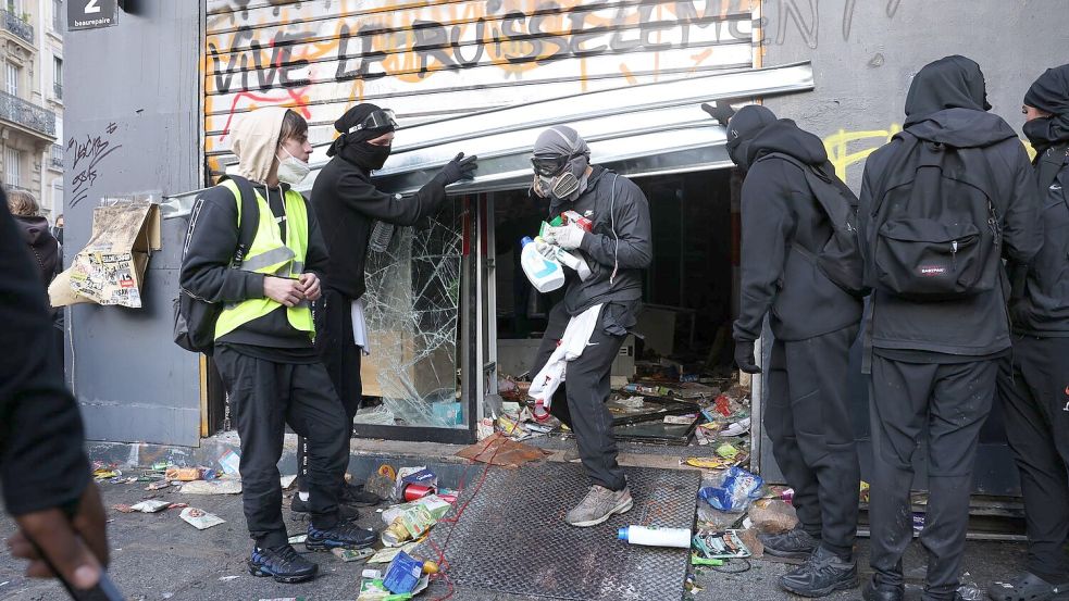 In einigen Städten kam es zu Plünderungen. Foto: Lucy North/PA Wire/dpa