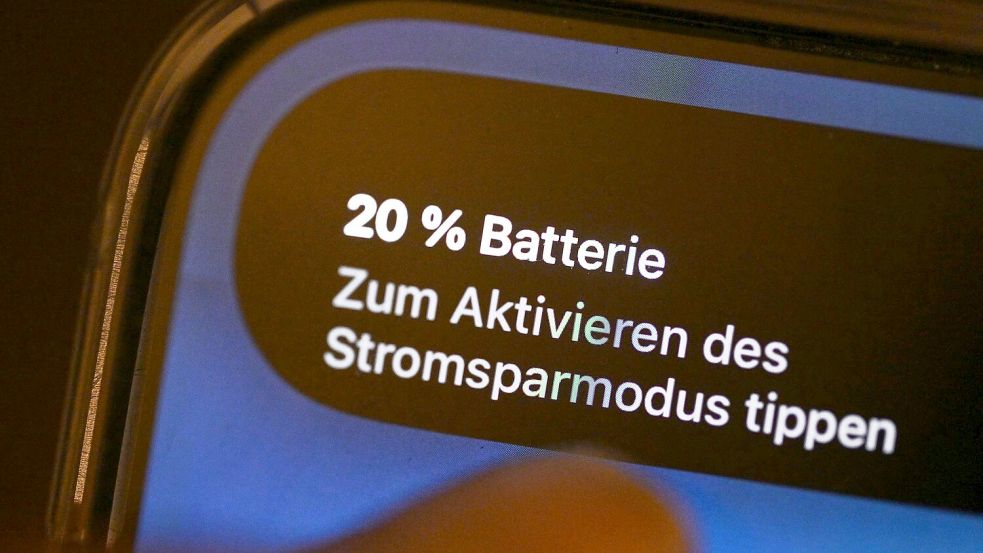 Der Stromsparmodus soll helfen, dass das Smartphone noch etwas länger durchhält. Foto: Bernd Weißbrod/dpa