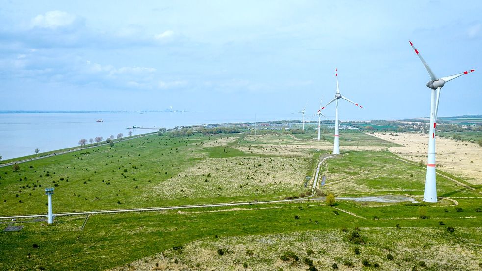Noch ist vom geplanten, neuen Marinestützpunkt am Rysumer Nacken in Emden nichts zu sehen. (Archivbild) Foto: Sina Schuldt/dpa