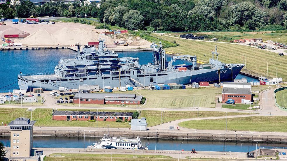 Der Stützpunkt Heppenser Groden in Wilhelmshaven ist der größte der Marine. (Archivbild)  Foto: Hauke-Christian Dittrich/dpa