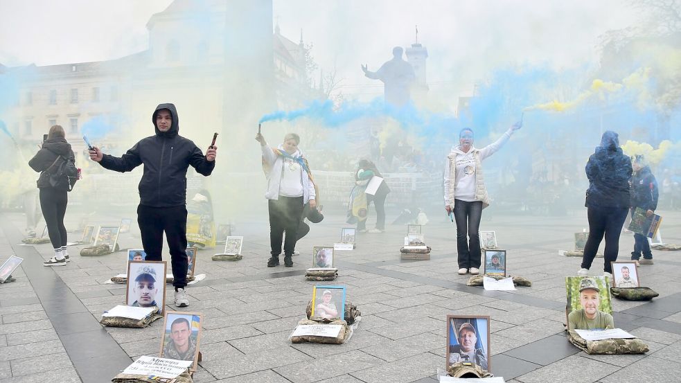 Noch zeigt die Ukraine großen Willen zum Widerstand. Foto: Mykola Tys/AP/dpa