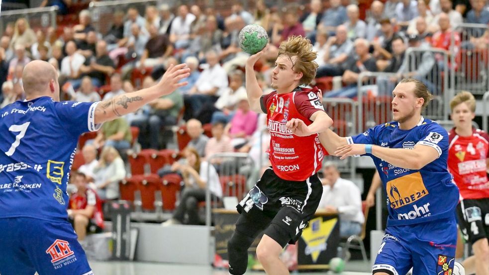 Lukas Meinke (Mitte) vom OHV Aurich traf am Freitagabend beim Gastspiel in Bielefeld zweimal für die Auricher. Foto: Jens Doden (Blomberg)