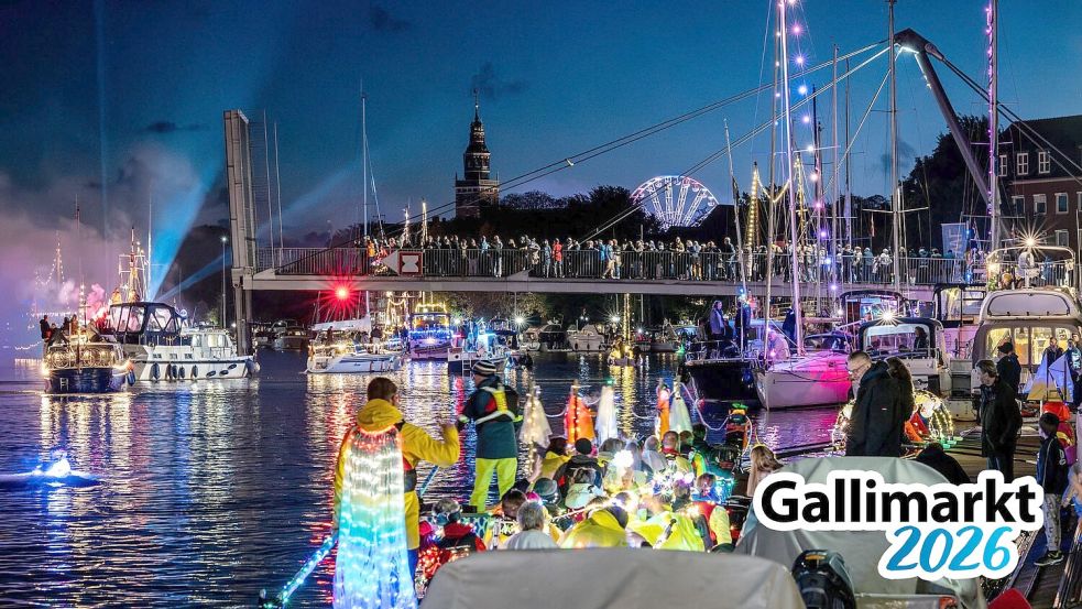 Bei der Lampionfahrt zum Gallimarkt sind die Boote hell beleuchtet über den Leeraner Hafen gefahren. Foto: Klaus Ortgies