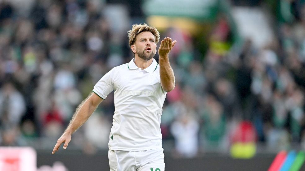 Küsschen für die Fans: Werder Bremens Torjäger Niclas Füllkrug nach seinem ersten von zwei Toren beim 2:2 gegen Paderborn. Foto: Carmen Jaspersen/dpa