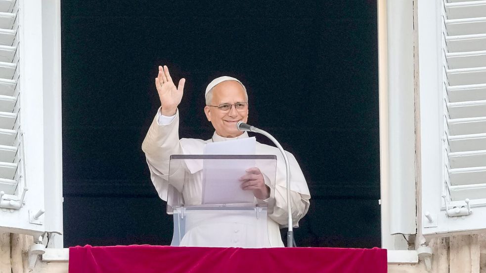 Fünf Tage nach seiner Krebs-Operation hat Papst Leo XIV. bei seinem ersten öffentlichen Auftritt das Angelus-Gebet am Petersplatz im Vatikan gelesen.  Foto: Alessandra Tarantino/AP/dpa