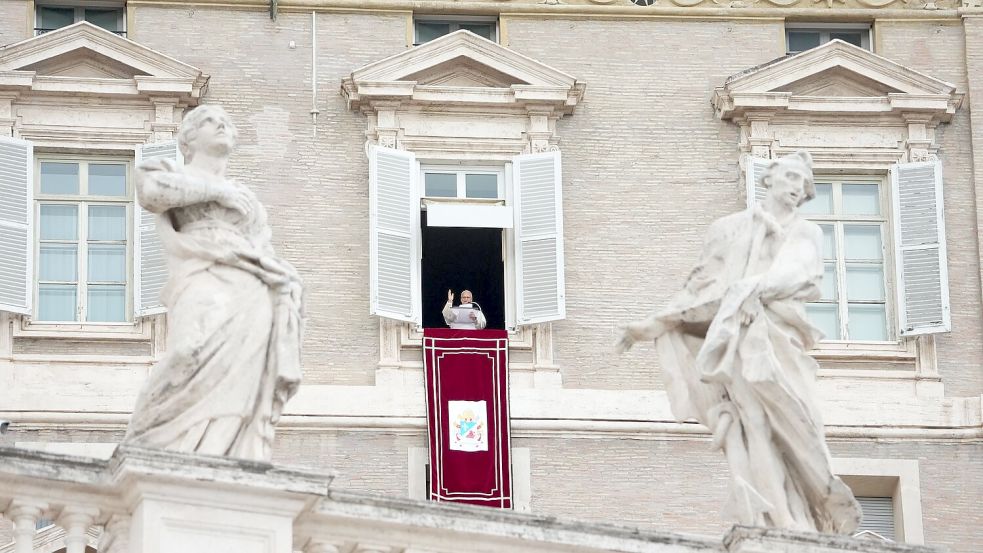 Traditionell wird das sonntägliche Angelus-Gebet vom Fenster des Arbeitszimmer des Papstes im dritten Stock des Apostolischen Palastes am Petersplatz gesprochen.  Foto: Gregorio Borgia/AP/dpa
