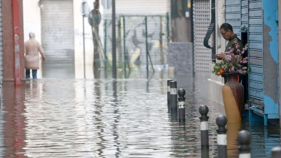 In Algeciras und an vielen anderen Orten entlang der spanischen Mittelmeerküste liefen Wohnungen und Geschäfte im Erdgeschoss voll Wasser.  Foto: Nono Rico / Europa Press/EUROPA PRESS/dpa