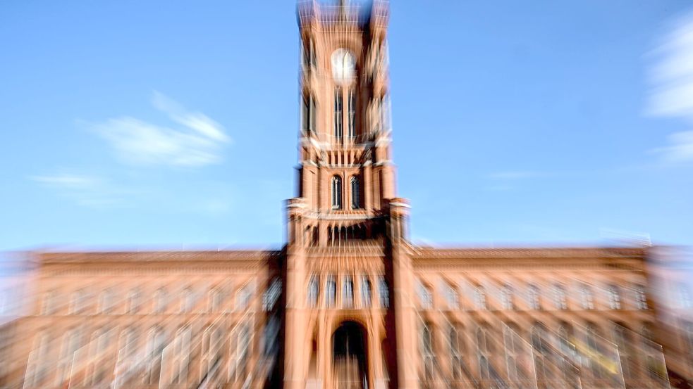 Das Rote Rathaus in Berlin-Mitte ist Amtssitz des Regierenden Bürgermeisters oder der Regierenden Bürgermeisterin. (Archivbild)     Foto: Britta Pedersen/dpa