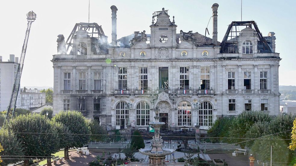 Das Rathaus von Limoges wurde in Brand gesetzt. Foto: Pascal Lachenaud/AFP/dpa