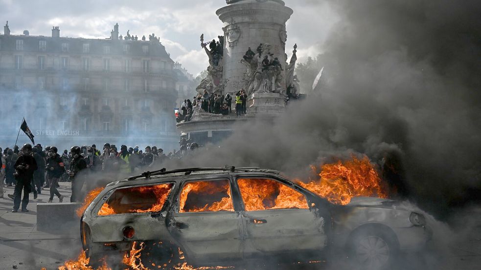 An einem der bedeutendsten Plätze in der Hauptstadt brannte ein Auto.  Foto: Julien Mattia/Le Pictorium via ZUMA Press/dpa