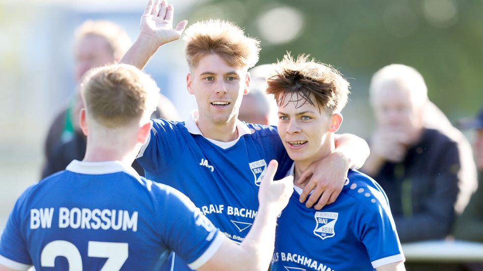 Groß war der Jubel bei BW Borssum nach dem verdienten Derbysieg. Fotos: Doden/Emden