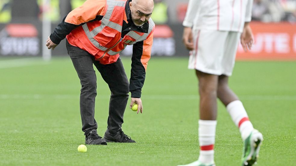 Weil Freiburger Fans Tennisbälle auf den Platz warfen musste das Spiel in Leverkusen für einige Minuten unterbrochen werden.  Foto: Federico Gambarini/dpa