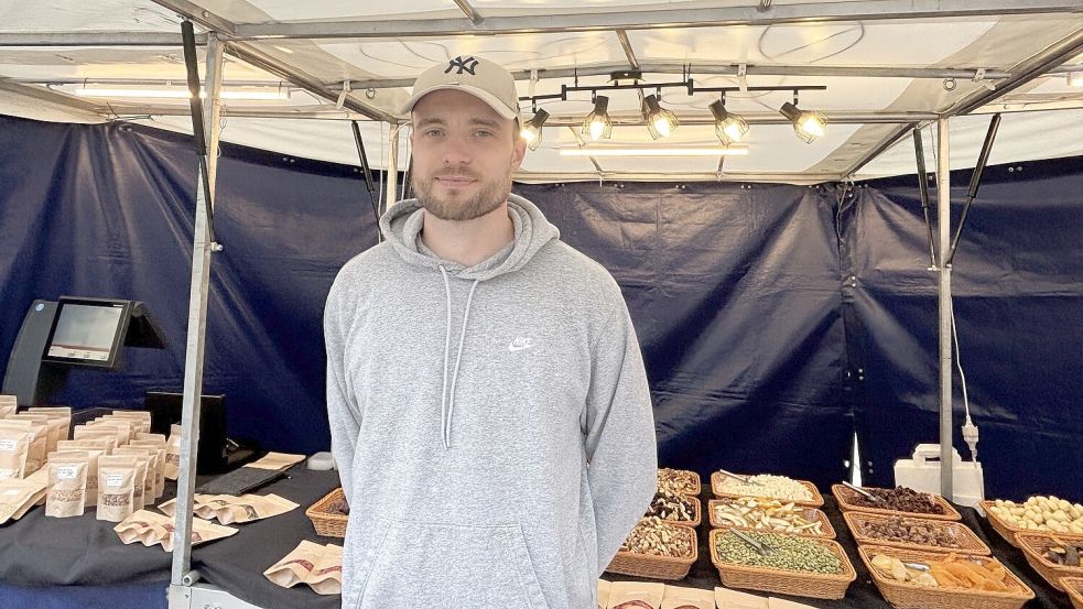 Daniel Schmidt steht jede Woche mit getrockneten Früchten auf dem Auricher Wochenmarkt. Foto: Rebecca Schröder