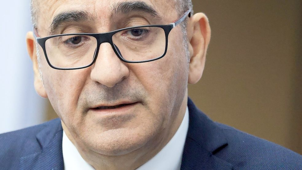 Frankreichs Präsident Emmanuel Macron hat den Rücktritt von Innenminister Laurent Nuñez abgelehnt. Foto: Ludovic Marin/POOL AFP/AP/dpa