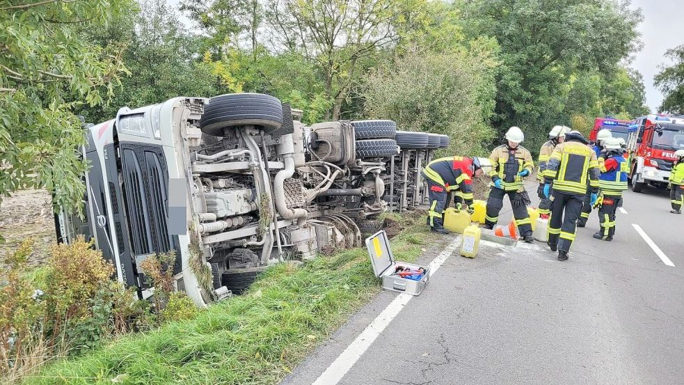 Der Laster ist von der Landesstraße 2 abgekommen und in einen Graben gekippt. Foto: Heinz Wagenaar