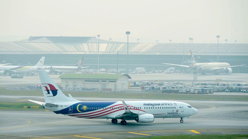 Dichter Smog liegt über dem Flughafen von Kuala Lumpur.  Foto: Vincent Thian/AP/dpa
