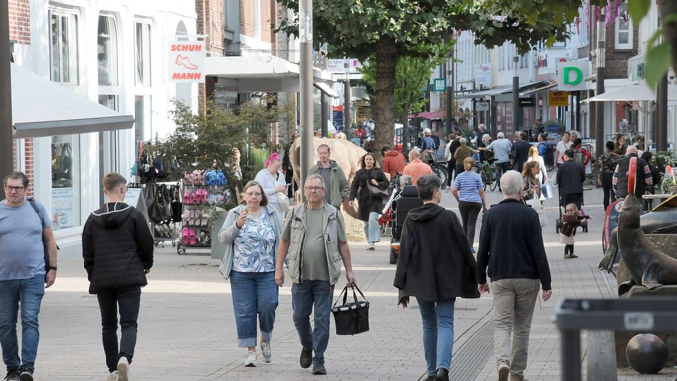 Blick in die Auricher Fußgängerzone, hier die Burgstraße. In diesem Bereich fielen der Redaktion in den vergangenen Tagen die auffälligen Verkäufer der Straßenmagazine auf. Foto: Archiv