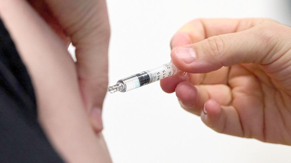 Die Stiko empfiehlt Impfungen gegen Grippe unter anderem für Menschen mit Vorerkrankungen. (Symbolbild) Foto: Katharina Kausche/dpa