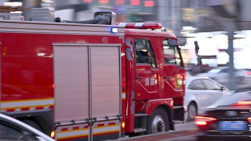 In der Provinz Fujian rückte die Feuerwehr aus, um ein Kind von einem Balkon zu retten. (Symbolbild)  Foto: Johannes Neudecker/dpa