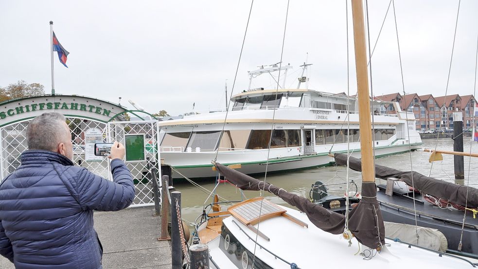 Die „Warsteiner Admiral“ verlässt den Leeraner Hafen. Foto: Bodo Wolters