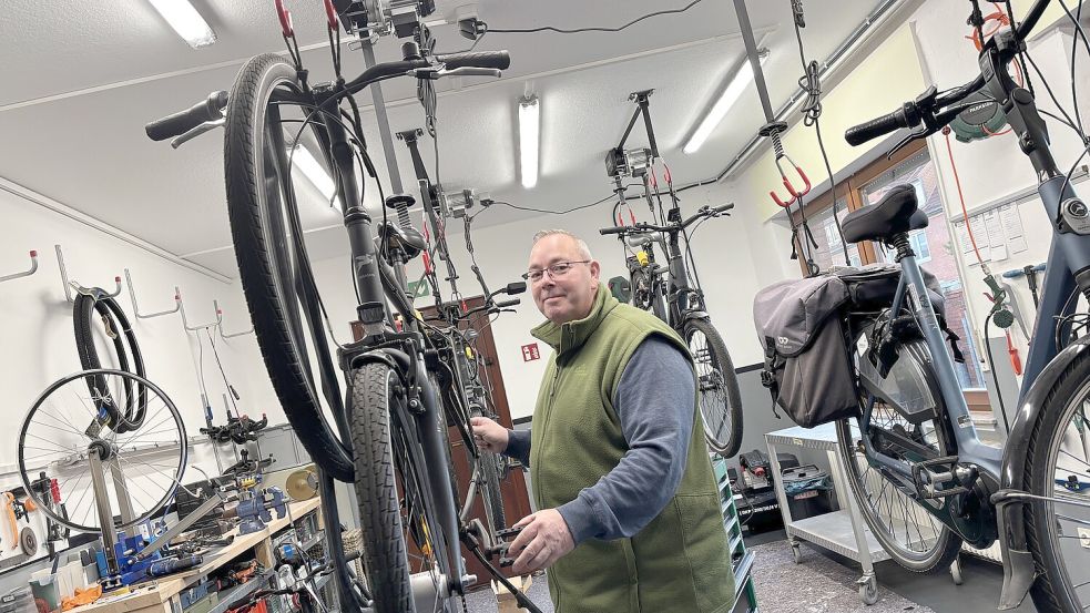 Schon stolz auf die neue Werkstatt: Klaus Saarholz hat auf Anhieb alle vier Plätze belegt. Fotos: Stephanie Schuurman
