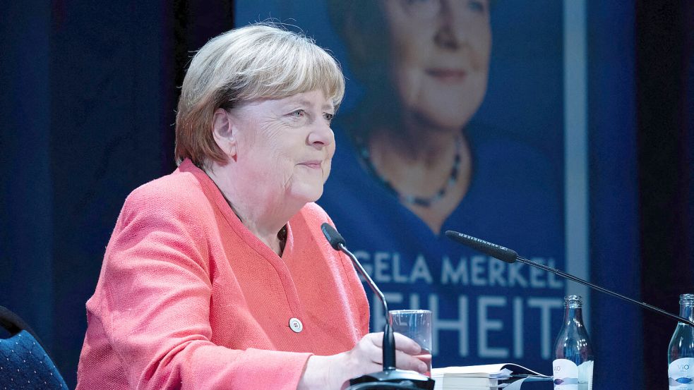 Angela Merkel bei einer Lesung aus ihrem Buch „Freiheit“ in Peenemünde (Mecklenburg-Vorpommern) im September. Warum sie bei dieser Lesung fotografiert werden durfte und in Emden nicht, ist unklar. Foto: Stefan Sauer/dpa