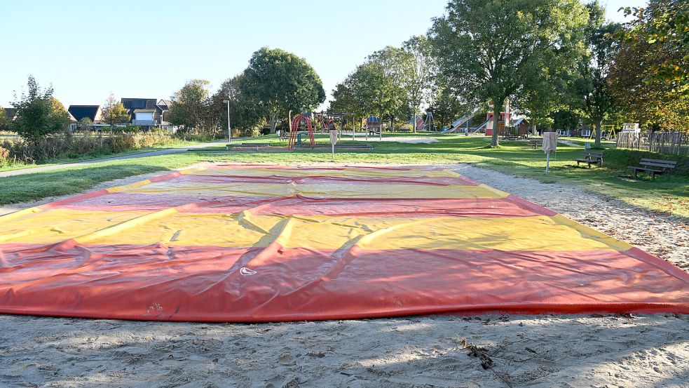 Das Hüpfkissen auf dem Abenteuerspielplatz in Greetsiel bleibt nach dem Schaden vorerst außer Betrieb. Fotos: Heinz Wagenaar/Archiv