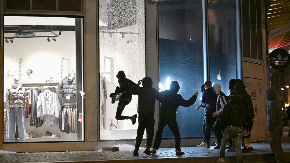 Am Wochenende waren landesweite Proteste gegen hohe Lebenshaltungskosten in Frankreich von schweren Ausschreitungen und Plünderungen begleitet worden.  Foto: Emma Da Silva/AP/dpa