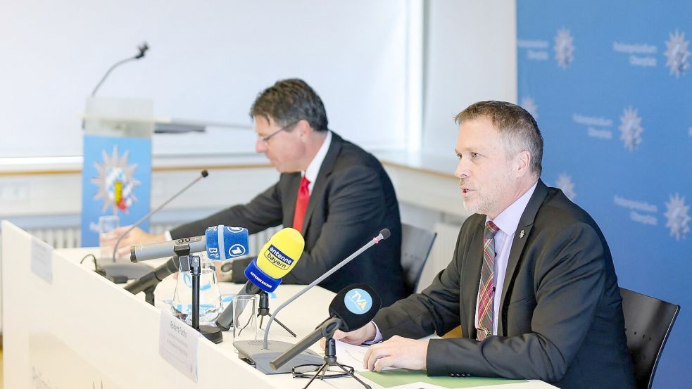 Auf einer Pressekonferenz zum Vermisstenfall gaben der leitende Kriminaldirektor Robert Fuchs (rechts im Bild) und Oberstaatsanwalt Thomas Rauscher Details zur Ausgrabung bekannt. Foto: Daniel Löb/dpa