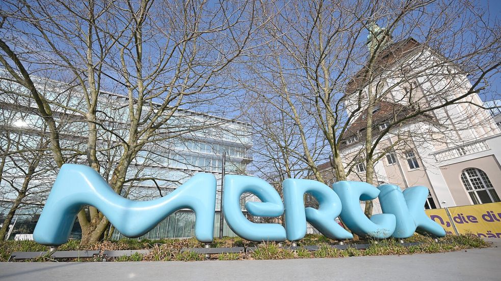 Der Dax-Konzern Merck stemmt die nächste Milliarden-Übernahme (Archivbild) Foto: Arne Dedert/dpa