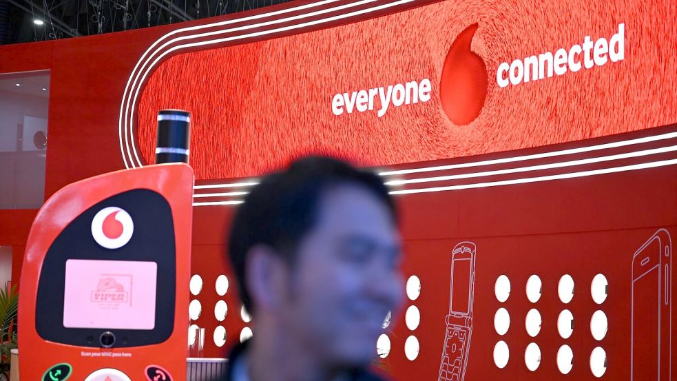 Vodafone macht auch mit bei dem Frequenzvorhaben - das alte Nokia-Handy, wie es als überdimensionales Modell am Vodafone-Messestand beim Mobile World Congress im März zu sehen war, dürfte aber kein Weltraum-Internet mehr bekommen. Foto: Wolf von Dewitz/dpa