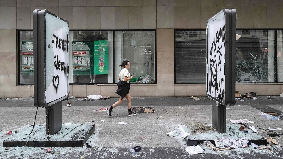 Frankreich erlebt eine heftige Zerstörungswut: Aus Schülerprotesten wurden Aufstände gegen hohe Lebenshaltungskosten. Foto: AFP/JEFF PACHOUD