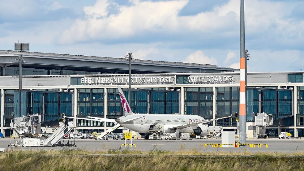 Der Flughafen Berlin hat Verbindungen nach Toulouse, Turin und Belfast verloren. (Archivbild)  Foto: Jens Kalaene/dpa