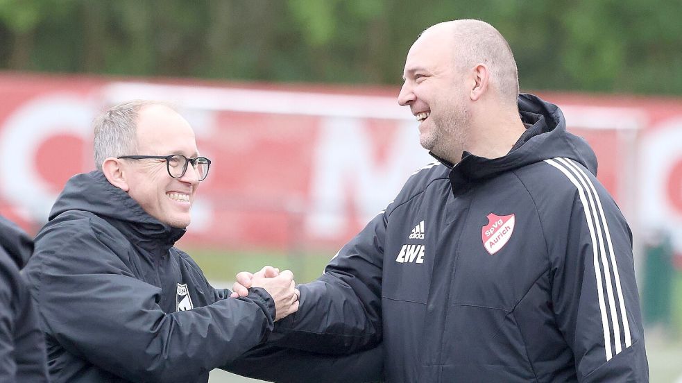 Freundliche Begrüßung auf dem Ellernfeld: Nordens Trainer Alwin Tierok-Heddinga (links) trifft auf den Auricher Clubchef Andreas Zitting. Foto: Wilfried Gronewold