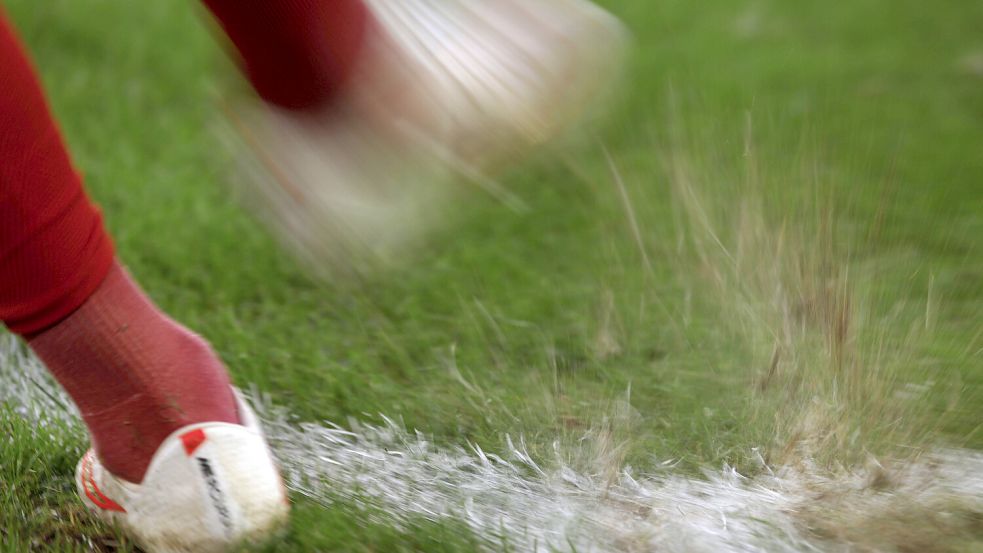 In der Kreisliga B kam es bei einem Spiel zu Gewaltausbrüchen: Dabei erlitt ein Co-Trainer einen Tritt gegen den Kopf. Foto: IMAGO/Norbert Schmidt