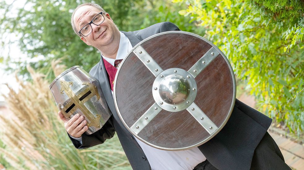 Michael de Vries aus Pewsum wurde vor 25 Jahren zum Ritter geschlagen. Mit glänzendem Helm und Schild hat der Ritterorden heute aber wenig zu tun. Foto: Klaus Ortgies