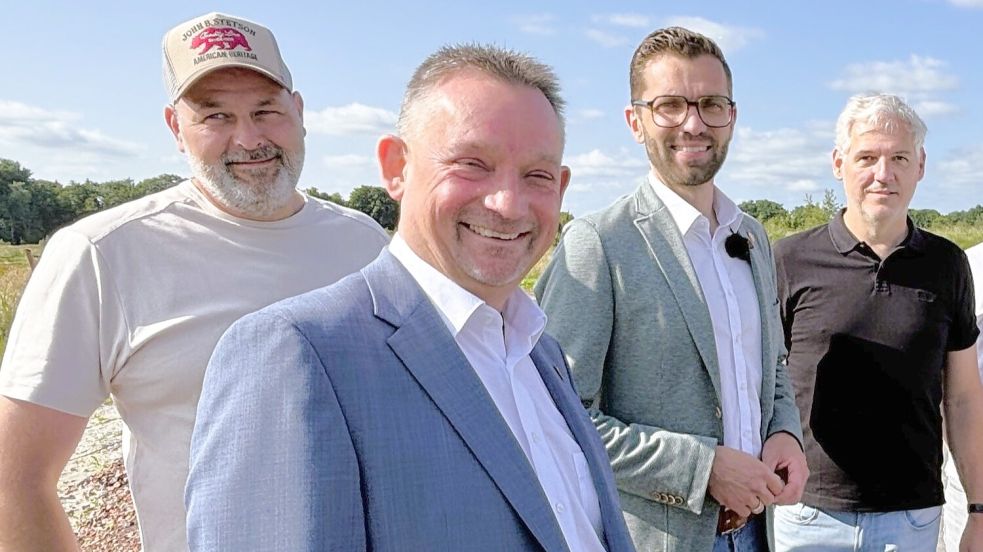 Hinrich Beekmann, hier im Vordergrund bei einem Termin im Wiesmoorer Gewerbegebiet D11, wechselt nach 40 Jahren in der Stadtverwaltung Wiesmoor zur Gemeinde Großefehn. Mit ihm auf dem Foto stehen Baubetriebshofleiter Jann Wolters (von links), Bürgermeister Sven Lübbers und Dietmar Schon, Fachgruppenleiter des technischen Bauamts. Foto: Nicole Böning