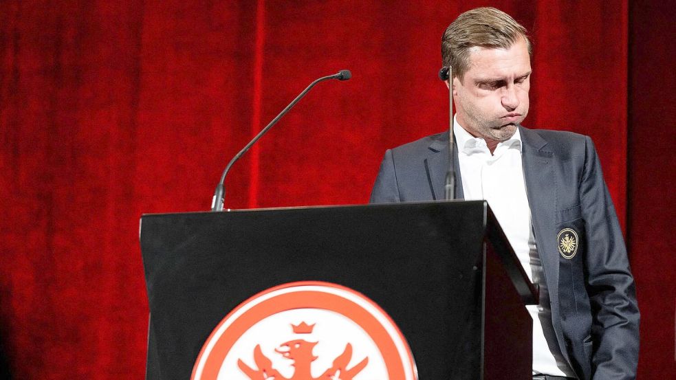 Markus Krösche hat sich auf der Mitgliederversammlung von Eintracht Frankfurt mit einer emotionalen Rede verabschiedet.  Foto: Florian Wiegand/dpa