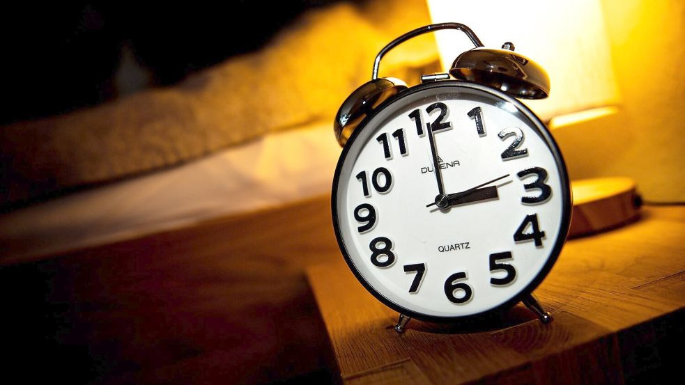 Am Ende der Sommerzeit wie Uhr wird um eine Stunde zurückgestellt. (Symbolbild) Foto: Sina Schuldt/dpa
