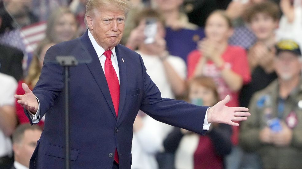 Trump lobt bei seinen Wahlkampfauftritten im Land oft seine eigene Politik - doch viele Menschen machen ihn für hohe Lebenshaltungskosten verantwortlich. (Archivbild) Foto: Lindsey Wasson/AP/dpa