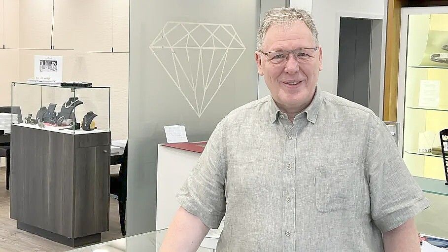 Juwelier Bernd Robbers gibt sein Geschäft an der Umländerwiek links in Papenburg auf und erinnert sich an schöne Zeiten. Foto: Susanne Risius-Hartwig