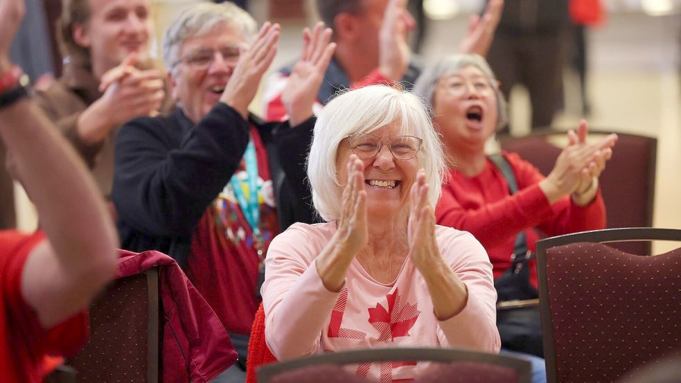 Jubel bricht aus, als bei einer Pro-Kanada-Veranstaltung die ersten Abstimmungsergebnisse angezeigt werden. Foto: James Maclennan/The Canadian Press/AP/dpa