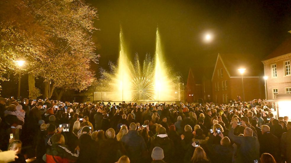 Die Krummhörner Lichtertage wurden am 19. Oktober mit einer großen Wasser- und Lichtershow auf dem Pewsumer Marktplatz eröffnet. Foto: Heinz Wagenaar