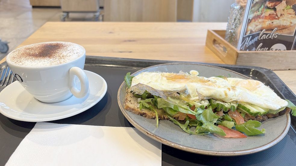 Cappuccino und Spiegelei auf Brot: Zum Frühstücksangebot im Backshop von Edeka Rah in Greetsiel gehören auch herzhafte Gerichte. Foto: Lotta Groenendaal