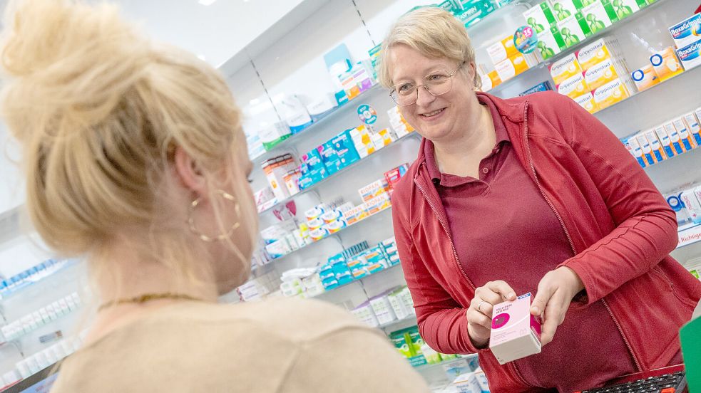 Sind Augentropfen genug oder sollte es etwas Verschreibungspflichtiges sein? In der Multi-Apotheke berät Inhaberin Johanne Klock. Hausärztinnen und Hausärzte können dann übernehmen. Direkt vor Ort. Foto: Klaus Ortgies