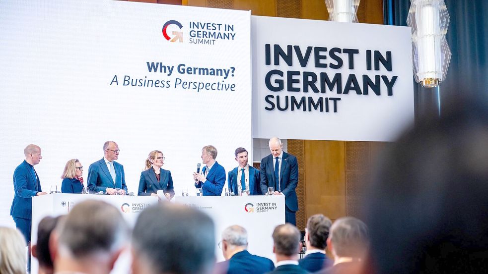 Die Bundesregierung wirbt um Milliarden-Investitionen: Bundeskanzler Friedrich Merz mit Panelteilnehmern beim „Invest in Germany“-Gipfel Foto: Michael Kappeler/dpa