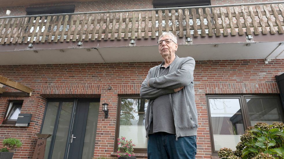 Normalerweise war genau hier der Eingang vom Grünen Jäger. Das Schild wurde abmontiert. Der alte Gasthofbetreiber Johann Lüning hat einen Teil zum Wohnhaus umbauen lassen. Foto: Klaus Ortgies