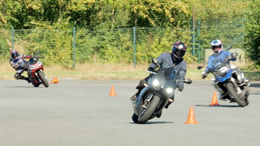 Beim Sicherheits- und Kurventraining umkurven die Fahrer die Hütchen. Foto: Lasse Paulsen