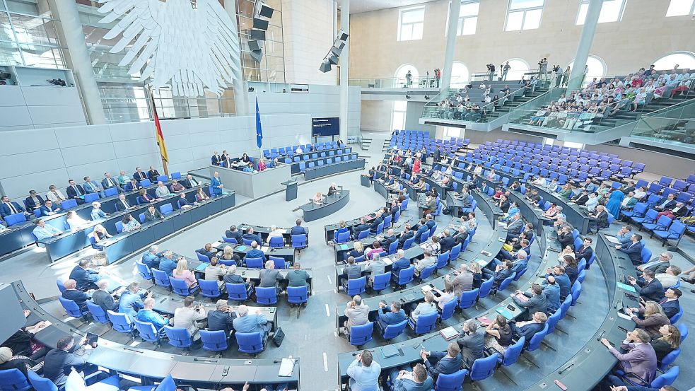 In vielen Ländern liegen die Einkommen von Abgeordneten deutlich über dem, was ihre Wählerschaft im Median verdient – so auch im deutschen Bundestag. Foto: dpa/Michael Kappeler