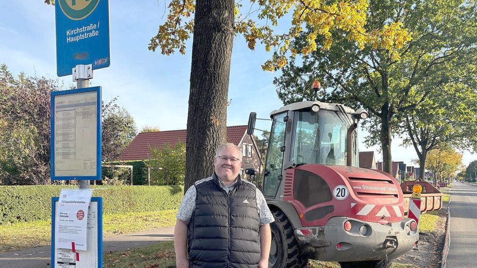Marktmeister Heiko Tinnemeyer hofft, dass die letzten Bauarbeiten in der Kirchstraße bis Freitag abgeschlossen sind, bevor am Sonntag die Shuttelbusse zum Straßenfest Ostrhauderfehn rollen. Foto: Romy Jochens